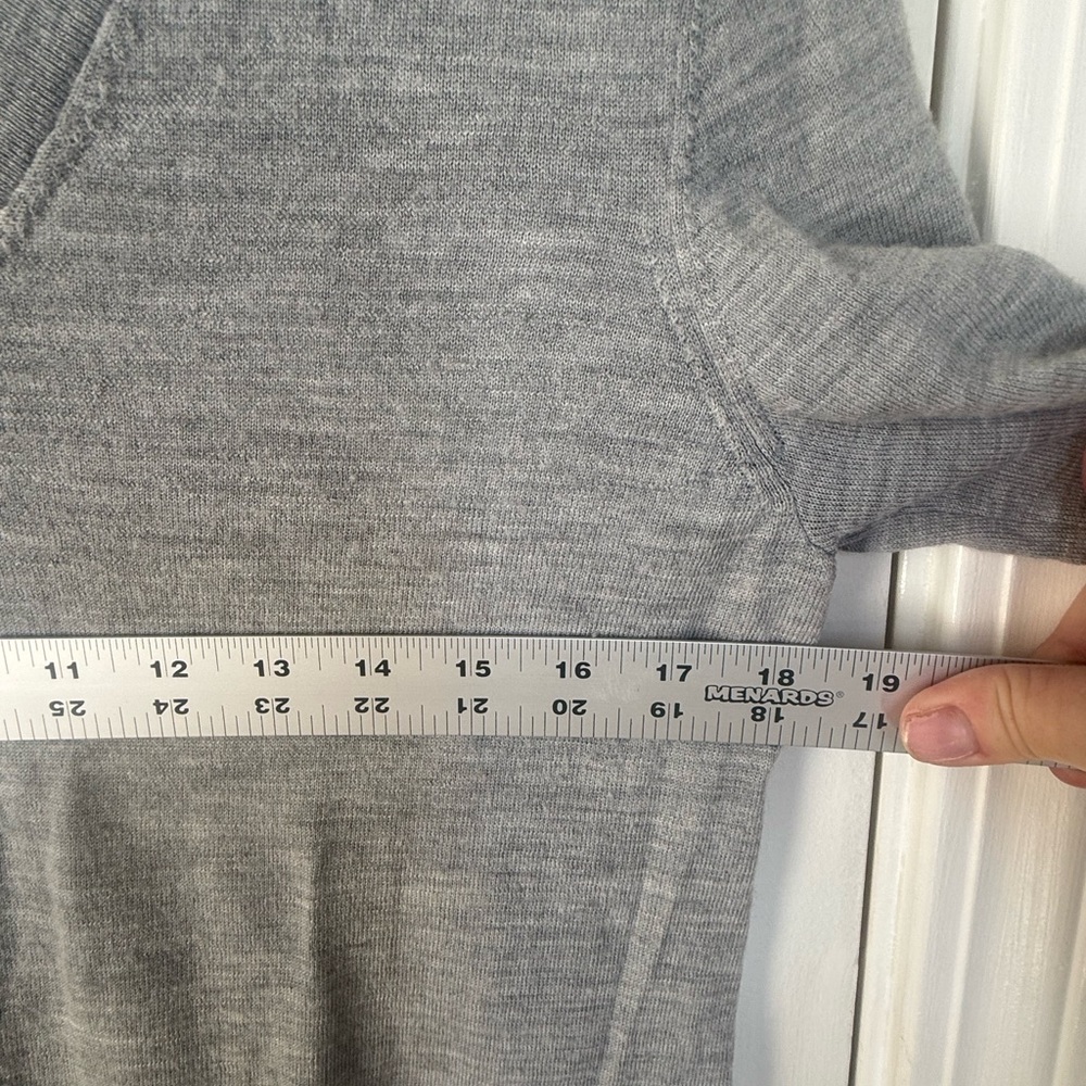 Banana Republic Gray V-Neck 100% Merino Wool Women’s Sweater Med Cozy Soft - Picture 3 of 5